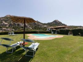 Villa Iris with Pool, feriebolig i Baja Sardinia