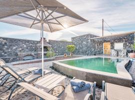 Klimata House - Private Jacuzzi Pool & BBQ Villa, vila di Vlychada Beach