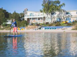 Beachfront Inn, guest house in Baileys Harbor