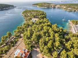 Kamp Vira Mobile Homes, hotel in Hvar
