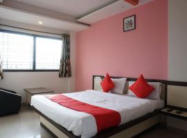 OYO 42225 Amruta Deluxe Executive Lodging, hotel u gradu Pune