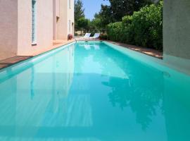 Villa Rosa with private pool, Athens Riviera, място за настаняване на самообслужване в Kalívia Thorikoú