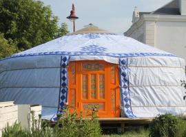 Yourte Grain de Folie, area glamping di Waben