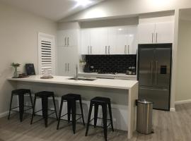 Luxury 2br home with King, 5 star private & close，巴瑟斯特的飯店