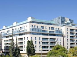 King David Residence Luxury 4 BD/Pool/Gym/Parking, casa de campo em Jerusal&eacute;m