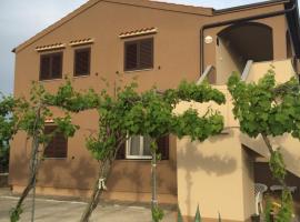 Apartments Anka, hotel with parking in Nin