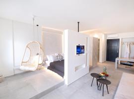 George & Joanna Suites Santorini, apartment in Fira