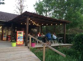 Camping Le Canoë, tapak glamping di Chaussin