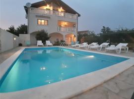 Apartments"Nika" with private pool, hotell i Galovac