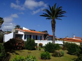 Casa Palmeira - Ferienhaus mit Meerblick, hotel in Caniço