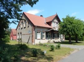 Ferienhaus am Wald mit Klavier, Holzofen, Sauna, готель з парковкою у місті Alt Jabel