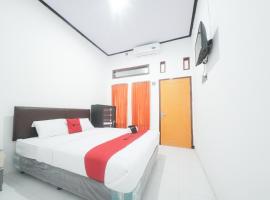 RedDoorz Syariah near Mall Roxy Banyuwangi 2: Banyuwangi şehrinde bir kiralık sahil evi