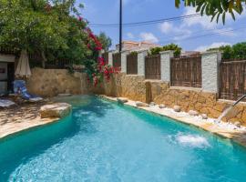 Bright villa with salt water pool, nastanitev ob plaži v mestu El Campello