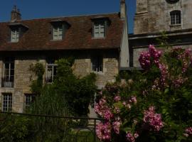 Résidence Charles Quint, hotel near Saint-Jean Cathedral Besançon, Besançon