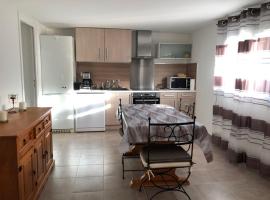 Villa Lucie Paul rez de jardin à Méla, hotel i Mela