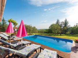 Sunset holiday home with pool and large, mature garden, ξενοδοχείο σε Labin