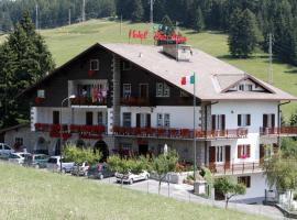 Viesnīca Hotel Des Alpes pilsētā Kastjone della Prezolana, netālu no apskates objekta Paghera Giogo