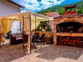 Comfortable apartment near Opatija, hotel in Matulji