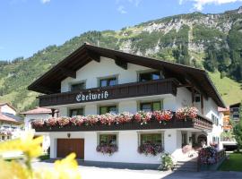 Hotel Garni Edelweiss, hotel i Lech am Arlberg