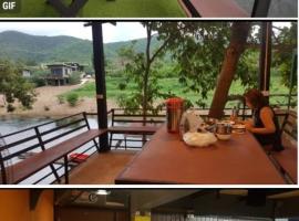 Kaengkrachan River Hut: Kaeng Kachan şehrinde bir otel