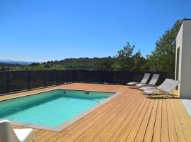 Villa piscine Sud France, hotell med parkeringsplass i Verzeille