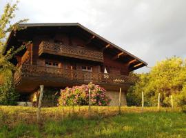 Chalet paisible dans la nature avec belle vue sur le lac Léman, בקתה בלוגרה