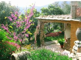 Mountain house surrounded by nature, cheap hotel in Bayacas