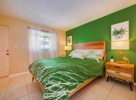 Beautiful Old Apartment with Beach Gear, hotel near The Galleria at Fort Lauderdale Shopping Center, Fort Lauderdale