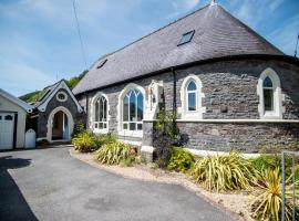 The Old School - Beautiful School House, quiet location near the coast, hotel amb aparcament a Laugharne