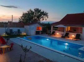 Holiday house MIA、にあるザダル空港 - ZADの周辺ホテル
