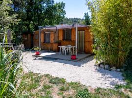 Le Chalet de l'Uzège - Piscine, détente et ballades, Hotel in Belvézet