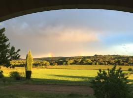 Suite privée près d'Uzès, basseiniga hotell sihtkohas Pougnadoresse