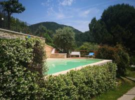 Rosy25, отель с бассейном в городе San Michele