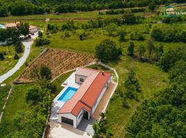 Villa New Home, villa with pool in Imotski near Makarska, hotel v destinaci Imotski