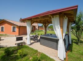 Attractive Holiday Home with Pool bubble bath Patio Courtyard, villa em Barbariga