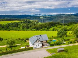 Ferienwohnung Falkenblick OG im FH Falkenhöhe, hotell med parkeringsplass i Meuselbach-Schwarzmühle