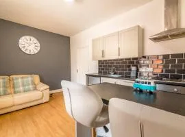 PLATFORM Avenues Apartment 2 with Free Street Parking