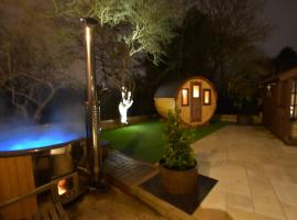 Oak tree stables cottage, hotel with jacuzzis in Birmingham