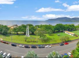 Luxury waterfront sea view apartment - do not book, khách sạn ở Cairns