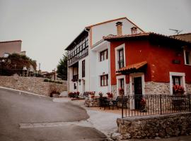 El Requexu, apartamentos a 900 m de la playa de Poo, family hotel in Llanes