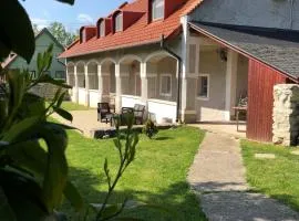 Pécsely House Apartman