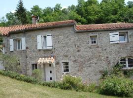 maison en pierre dans un écrin de verdure โรงแรมในSaint-Laurent-de-Cerdans