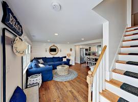 New Listing! Updated Getaway - 300 Yards To Beach Duplex, hotel i Falmouth