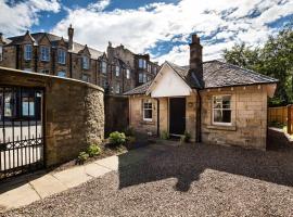 Trinity Lodge, House with the private garden in Edinburgh, hotel v destinaci Edinburgh