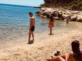 200m de la plage ,3mn du port à 50m du centre ville