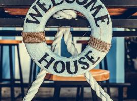 WELCOMEHOUSE close to east beach, shops, restaurants and RAF base, hotel i Lossiemouth