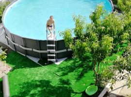 Orhidea guest house, hotel amb piscina a Gagra