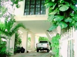 Hostal y Camping Villa Mercedes, glamping em Tizim&iacute;n