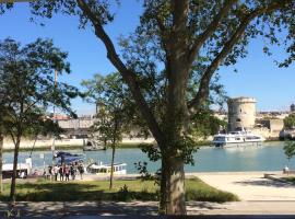 Vue exceptionnelle sur les Tours ! Charme et tranquillité, hôtel à La Rochelle près de : L'Espace Encan