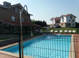 Apartamentos La Pradera de Isla, hotel with pools in Isla